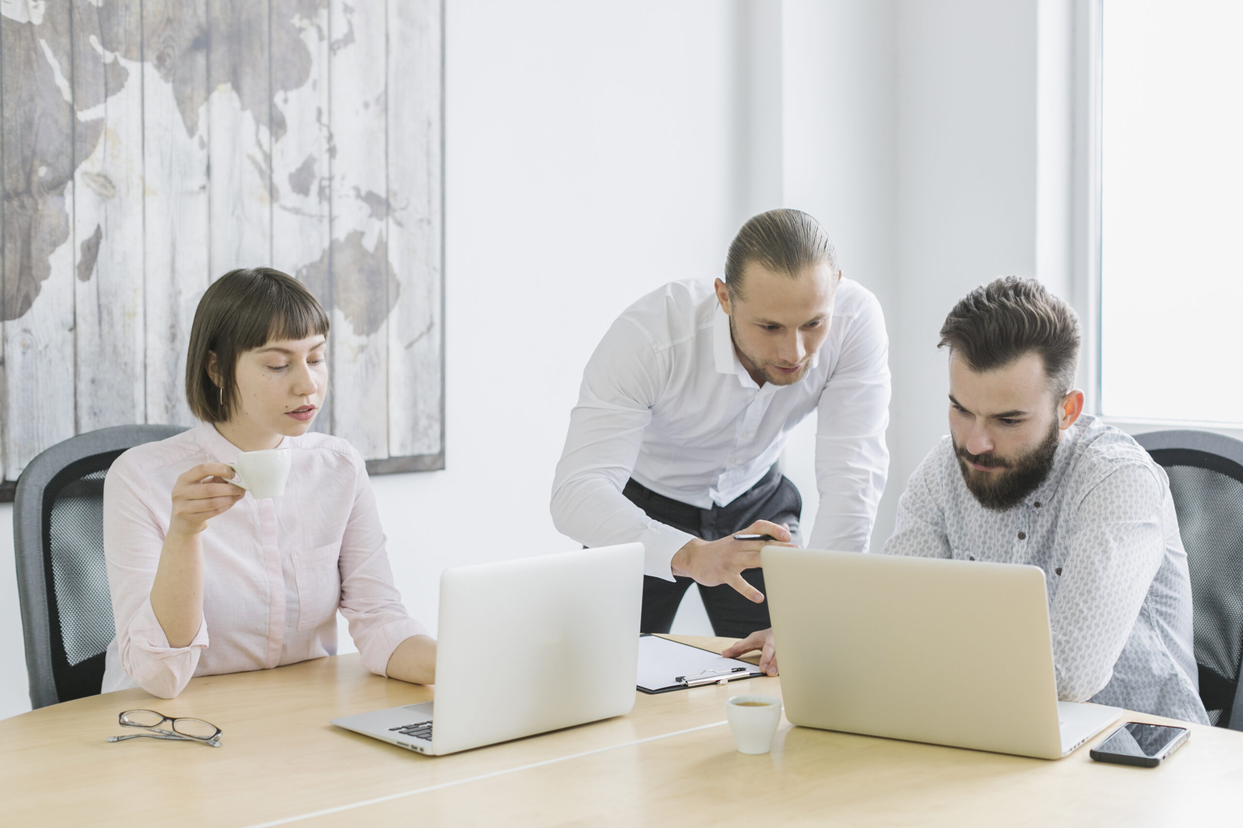 business-people-working-with-laptop-office