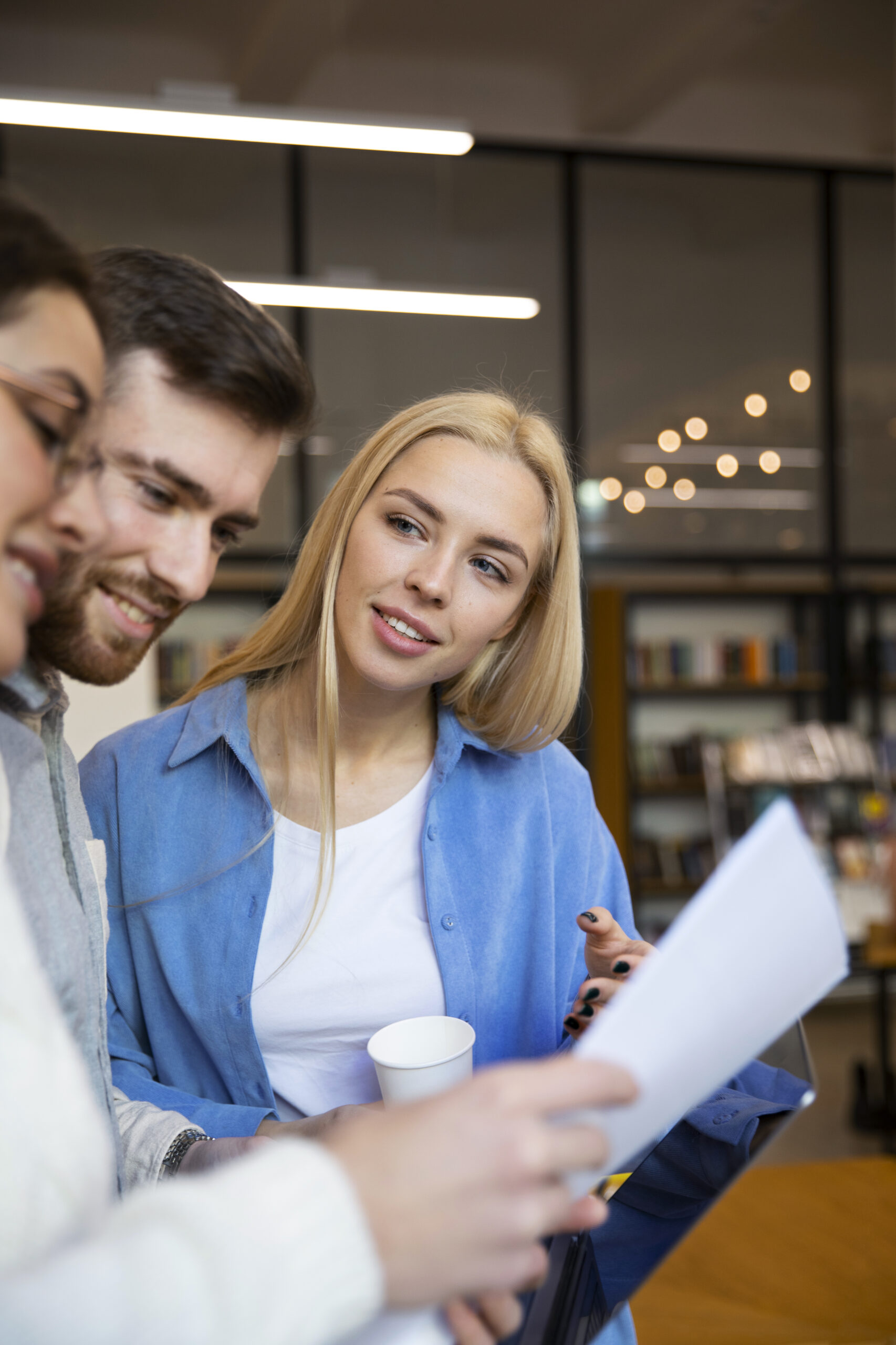 krupnyi-plan-molodogo-biznesmena-prohodasego-stazirovku